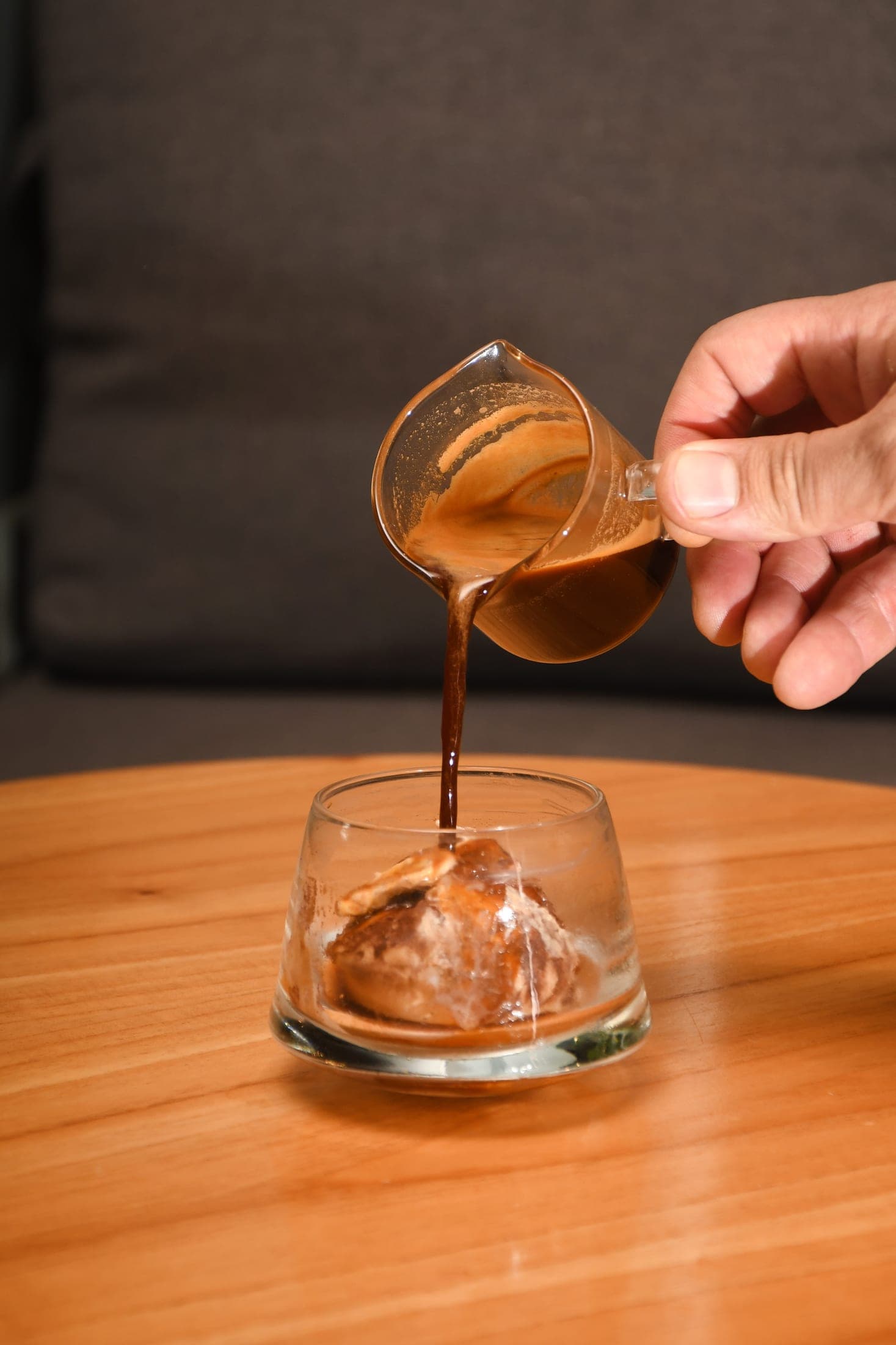 Affogato: café caliente sirviéndose sobre una bocha de helado