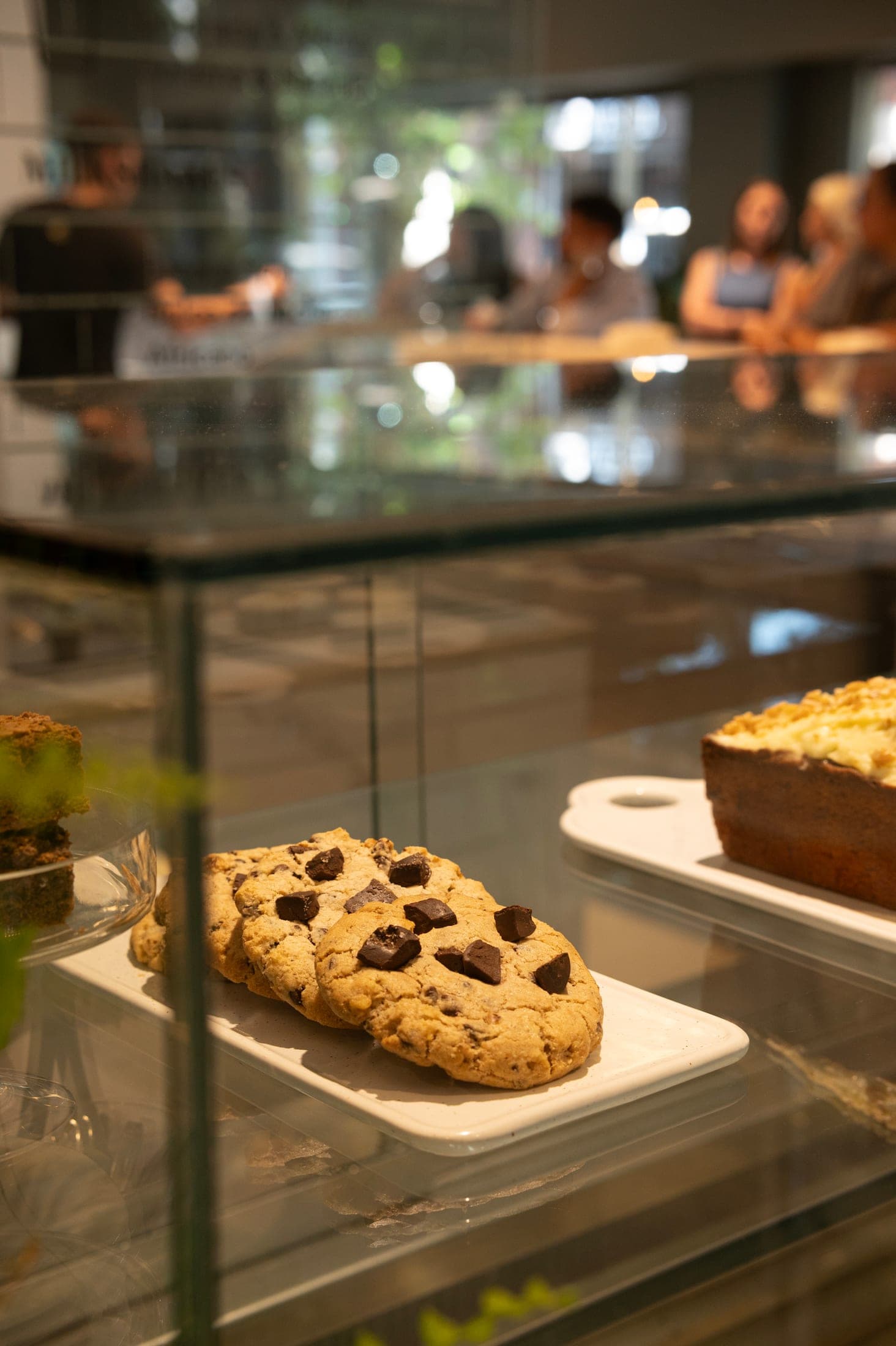 Cookies y budines recién horneados en la vitrina de pastelería